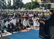 Kapolres Bima Kota Bersama Forkopimda dan Masyarakat Laksanakan Sholat Idul Fitri di Halaman Kantor Wali Kota