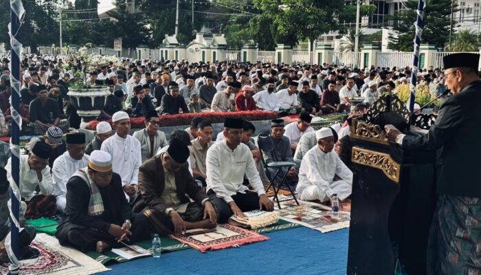 Kapolres Bima Kota Bersama Forkopimda dan Masyarakat Laksanakan Sholat Idul Fitri di Halaman Kantor Wali Kota