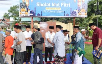 Polres Bima Kabupaten Menggelar Sholat Idhul Fitri Bersama Masyarakat di Lapangan Apel Mapolres Bima