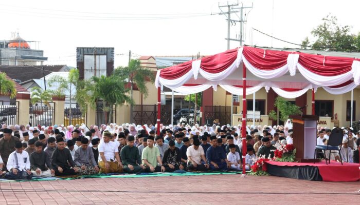 Kapolres Sumbawa Bersama Ratusan Jemaah Laksanakan Salat Idul Fitri 1447 H di Lapangan Wicaksana Laghawa