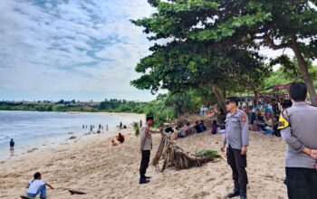 Libur Idul Fitri, Polsek Lunyuk Intensifkan Pengamanan di Objek Wisata Pantai Petani dan Pasir Putih