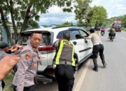 Grecep, Tidak Hanya Berjaga Petugas Pos Yan Polres Bima Kabupaten Dorong Mobil Warga Yang Mogok