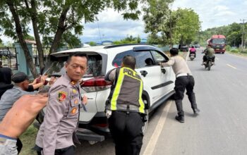 Grecep, Tidak Hanya Berjaga Petugas Pos Yan Polres Bima Kabupaten Dorong Mobil Warga Yang Mogok