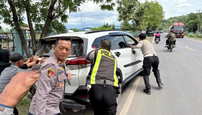 Grecep, Tidak Hanya Berjaga Petugas Pos Yan Polres Bima Kabupaten Dorong Mobil Warga Yang Mogok