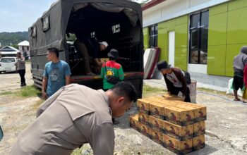 BRIMOB POLDA NTB SALURKAN BANTUAN KEMANUSIAAN UNTUK KORBAN KEBAKARAN DI KECAMATAN ALAS