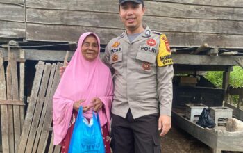 Bhabinkamtibmas Polsek Sanggar, Salurkan Bantuan Sembako Bagi Lansia Yang Hidup Sebatang Kara di Desa Binaannya