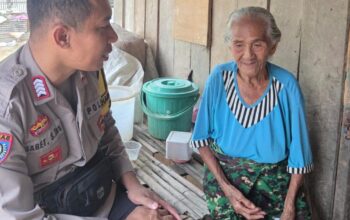 Ikhlas Membantu, Bhabinkamtibmas Polsek Woha Salurkan Bantuan Sembako Bagi Lansia di Desa Binaannya