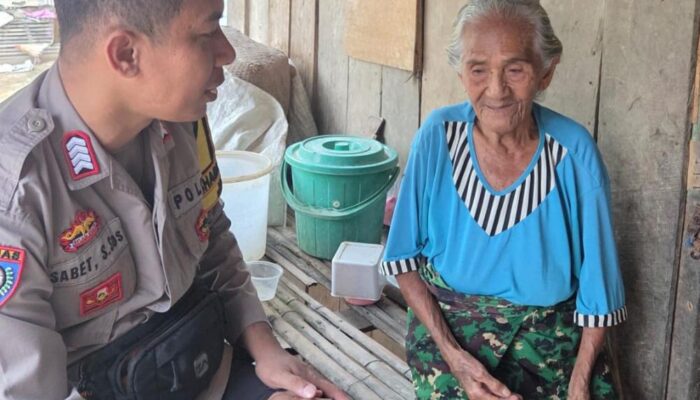 Ikhlas Membantu, Bhabinkamtibmas Polsek Woha Salurkan Bantuan Sembako Bagi Lansia di Desa Binaannya