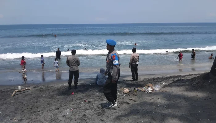 Polsek Batulayar Perketat Penjagaan Pantai Kerandangan, Pastikan Wisatawan Aman Pasca Lebaran