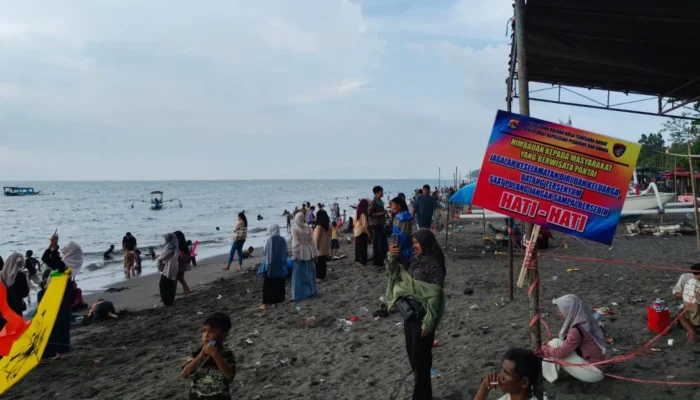 Lautan Manusia Padati Pantai Cemare, Polisi Siaga Ketat Amankan Tradisi Lebaran Topat di Lombok Barat