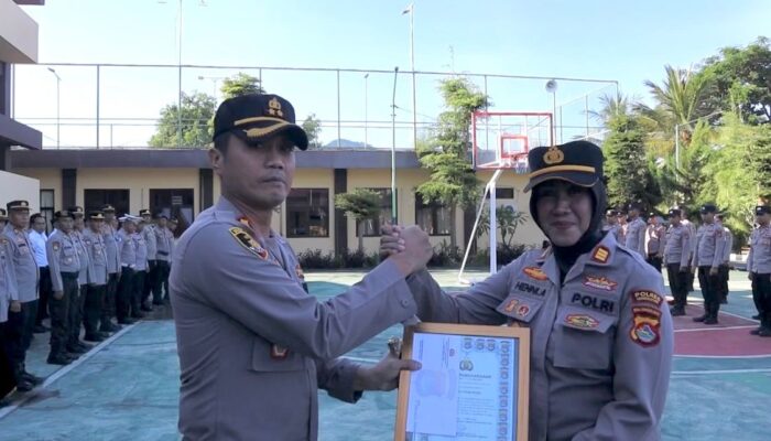 Kapolres Lombok Utara Pimpin Apel Pagi dan Berikan Penghargaan kepada Personel Berprestasi