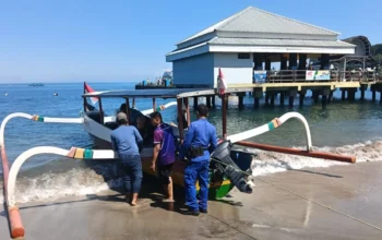 Menjaga Keamanan dan Kebersihan Destinasi Wisata, Sat Polairud Polres Lombok Barat Intensifkan Patroli di Pantai Senggigi