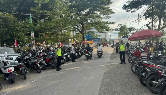 Tradisi Presean Padati Taman Kota, Satlantas Polres Lombok Barat Pastikan Jalur Tetap Lancar