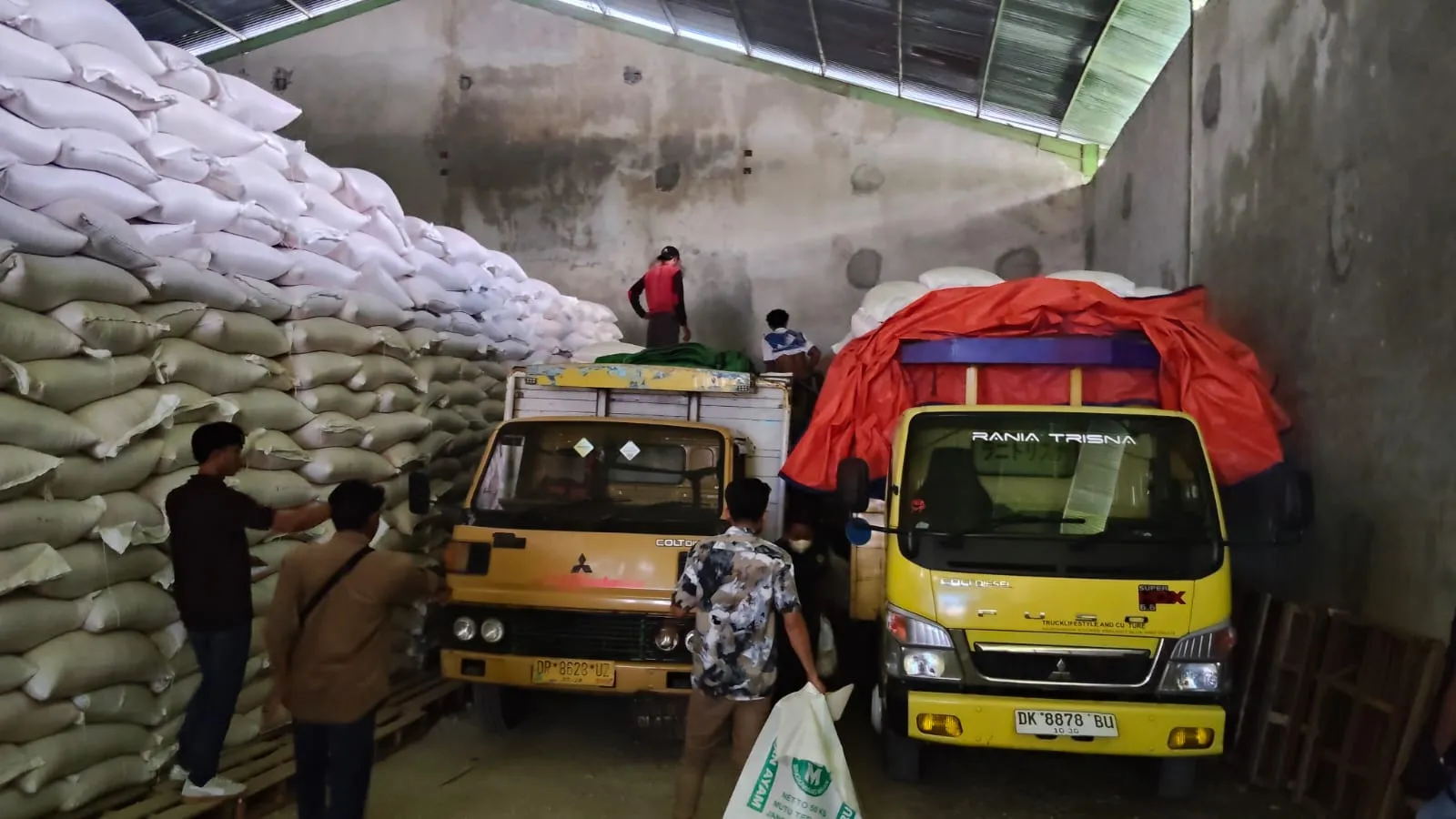 Polres Lombok Barat Fasilitasi Pendistribusian 6,3 Ton Jagung Petani ke Gudang BULOG Lembar