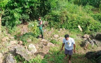 Babinsa Pimpin Aksi Bersih Sungai Sambut Pembangunan Jembatan