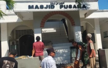 Gotong Royong Babinsa dan Warga Perbaiki Masjid Pusaka