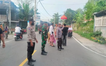 Jaga Keamanan Tradisi, Personel Polsek Lembar Amankan Prosesi Nyongkolan di Jalur Lintas Kabupaten