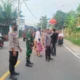 Jaga Keamanan Tradisi, Personel Polsek Lembar Amankan Prosesi Nyongkolan di Jalur Lintas Kabupaten