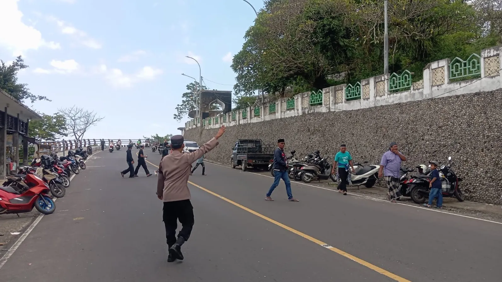 Pastikan Kelancaran Arus Wisata Religi, Polsek Batulayar Lakukan Pengamanan Ketat di Kawasan Makam Keramat