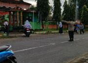 Personel Polsek Sambelia Laksanakan Pengaturan Lalu Lintas Pagi di Depan SMPN 1 Sambelia