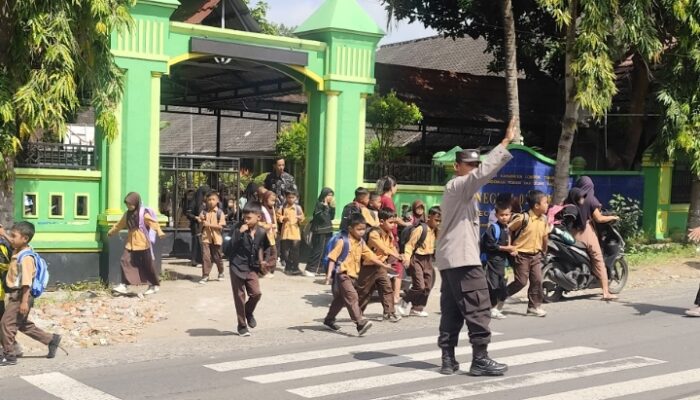 Personel Polsek Suela Laksanakan Pengaturan Lalu Lintas di Depan SDN 2 Suela