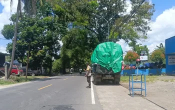 Sinergi Polri dan Bulog, Polsek Lembar Kawal Distribusi Jagung Demi Ketahanan Pangan