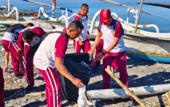 Pantai Tanjung Karang Jadi Sasaran Kegiatan Bersih Pantai Ditpolairud Polda NTB