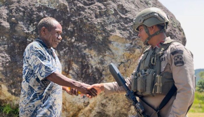 Satgas Damai Cartenz Gelar Patroli dan Pelayanan Kesehatan di Sinak