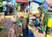 Babinsa dan Warga Bersatu Bersihkan Kali Monjok Barat