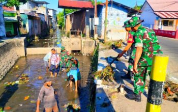 Babinsa dan Warga Bersatu Bersihkan Kali Monjok Barat