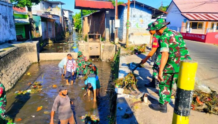 Babinsa dan Warga Bersatu Bersihkan Kali Monjok Barat