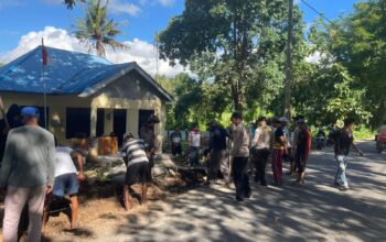 Pererat Sinergi, Polsek Sape Bersama Warga Bangun Pagar Pospol Lamere