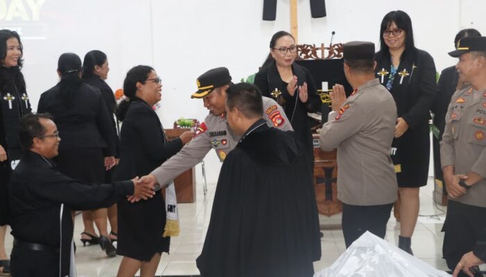 *Kapolres Sumbawa Barat Pantau Langsung Pengamanan Ibadah Jumat Agung, Pastikan ibadah Aman dan Nyaman*