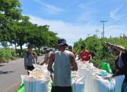 Bhabinkamtibmas Dampingi Pengisian Jagung ke Dalam Karung Hasil Panen Warga