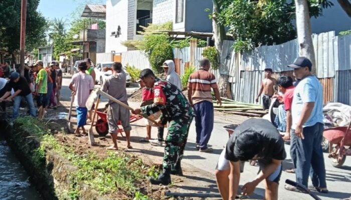 Babinsa dan Warga Jempong Barat Bersihkan Lingkungan Bersama
