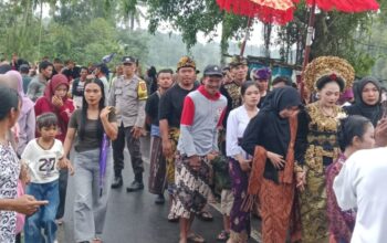 Bhabinkamtibmas Kawal Adat Nyongkolan di Terara, Pastikan Lalu Lintas Tetap Lancar