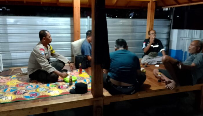 Bhabinkamtibmas Apitaik Sambangi Warga Saat Patroli Malam, Ajak Jaga Kamtibmas di Lingkungan SPPG