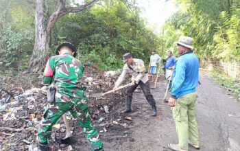 Wujudkan Lingkungan Sehat, Bhabinkamtibmas Desa Jurumapin Kompak Gotong Royong Bersama Warga