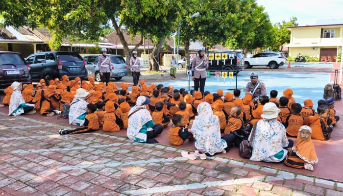 Tanamkan Keselamatan Sejak Dini, Ditlantas Polda NTB Edukasi Siswa SD di Lapangan Bhara Daksa