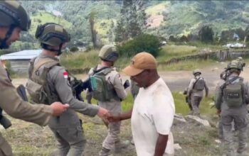 Satgas Damai Cartenz Gelar Patroli Humanis dan Pelayanan Kesehatan di Sinak