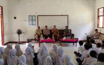 Gelar Sosialisasi di SMPN Tarano, Waka Polsek Empang Tegaskan Larangan Balap Liar dan Knalpot Bising