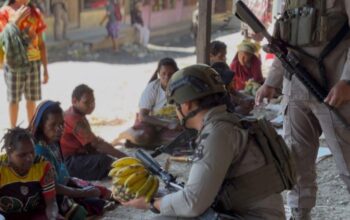 Patroli di Sinak, Ops Damai Cartenz Perkuat Kedekatan dan Rasa Aman Warga