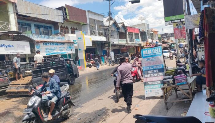 Pelumas Bekas Tumpah, Polsek Bolo Terjun ke TKP Lakukan Pengaturan dan Penjagaan Arus Lalulintas