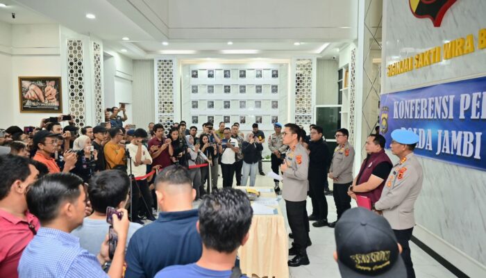 *Polda Jambi Gelar Konferensi Pers, DPO Narkotika Berhasil Ditangkap di Tanjab Barat*