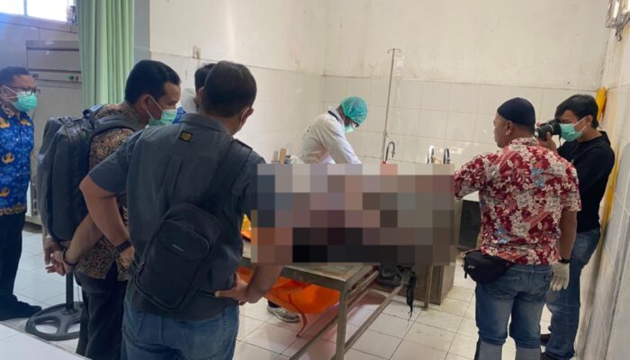 Sesosok Mayat Laki-Laki Ditemukan Mengapung di Kali Brangbiji, Polisi Lakukan Evakuasi Jenazah