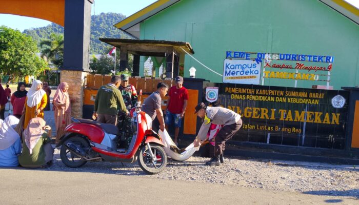 Gotong Royong Bersihkan Fasilitas Umum, Bhabinkamtibmas Desa Tamekan Ajak Warga Perkuat Kebersamaan
