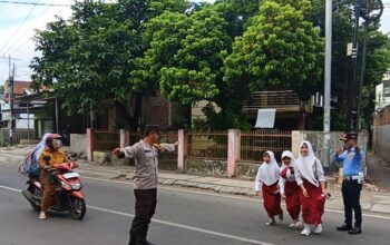 Polres Bima Kota Laksanakan Rawan Pagi, Bantu Anak Sekolah Menyeberang Jalan