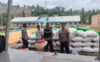 Bhabinkamtibmas Polres Bima Kota Sambangi Petani Jagung, Sampaikan Imbauan Kamtibmas