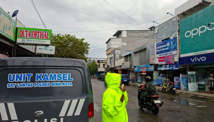 Satlantas Polres Bima Kota Gelar Penling Kamseltibcarlantas di Tengah Hujan, Imbau Pengendara Utamakan Keselamatan
