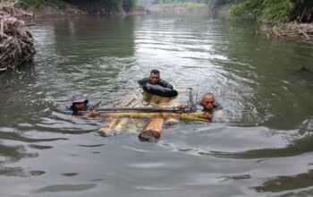 Rakit Pisang Jadi Andalan Bangun Jembatan Garuda